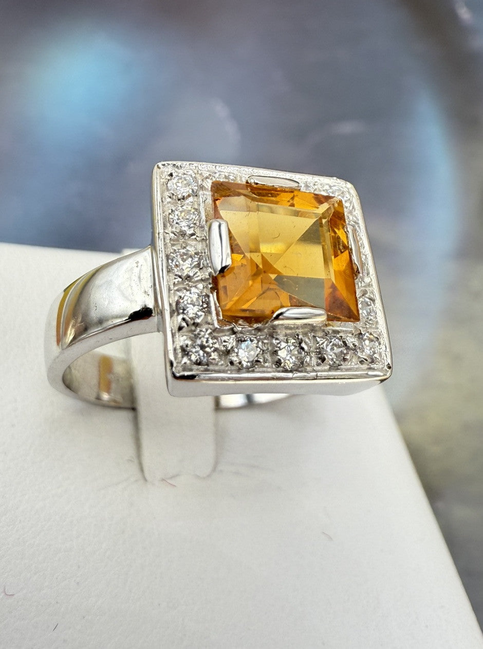 Anello in oro 18 kt con quarzo citrino e contorno di zirconi – foto 3