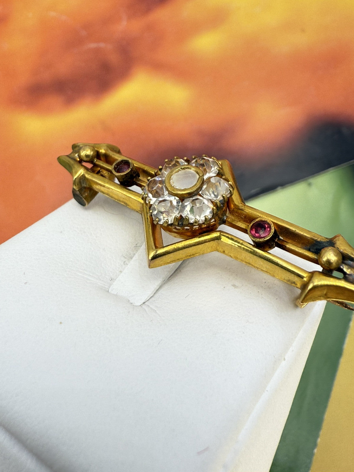 Spilla antica in oro 12 kt con paste vitree bianche e rosse, inizi '900 – foto 3