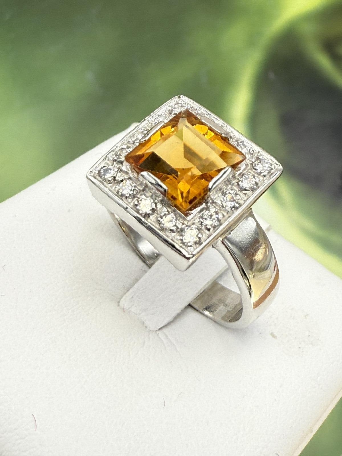 Anello in oro 18 kt con quarzo citrino e contorno di zirconi – foto 10