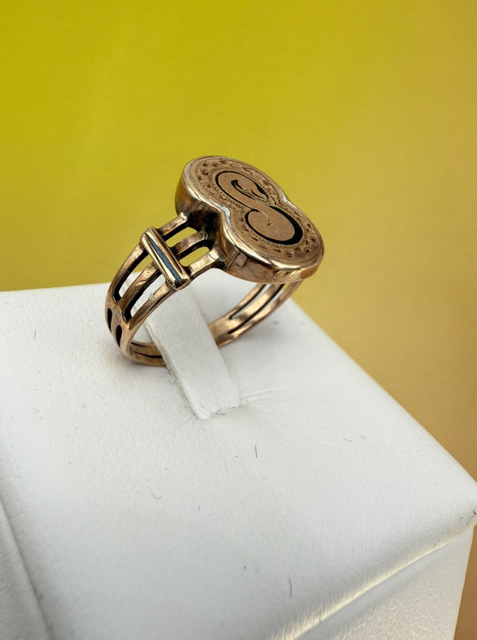 Anello borbonico piccolo con smalti e lettera S in oro 6/7 kt, fine '800 – foto 2