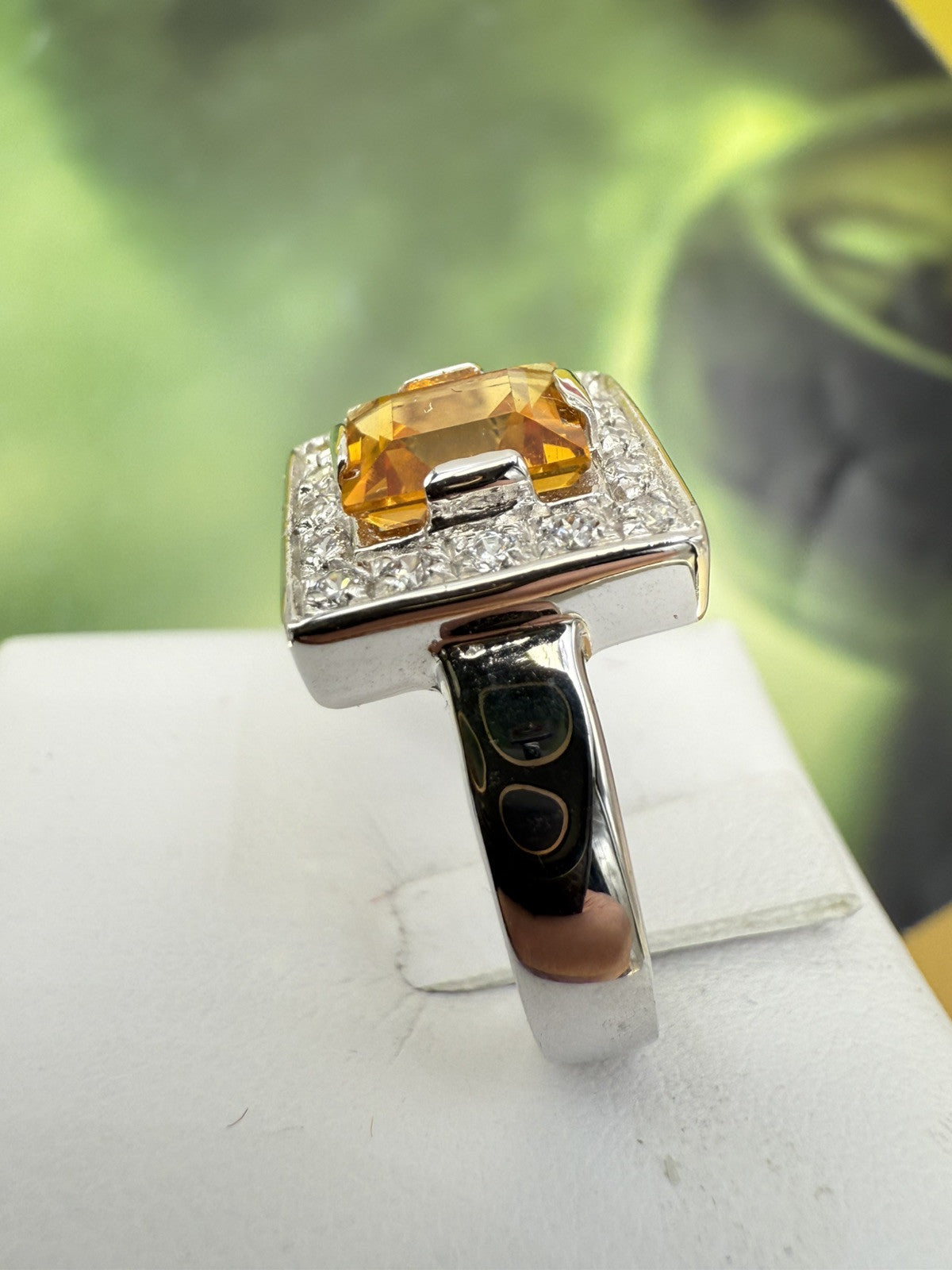 Anello in oro 18 kt con quarzo citrino e contorno di zirconi – foto 9