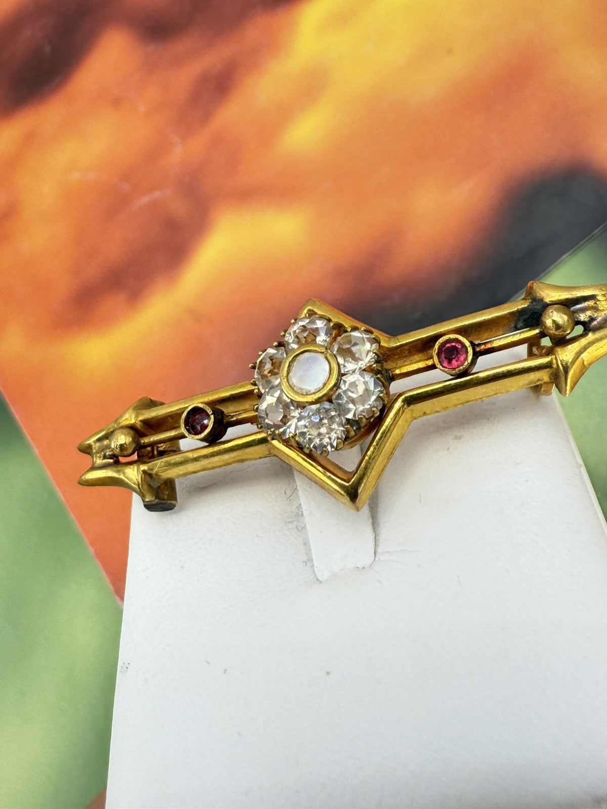 Spilla antica in oro 12 kt con paste vitree bianche e rosse, inizi '900 – foto 2