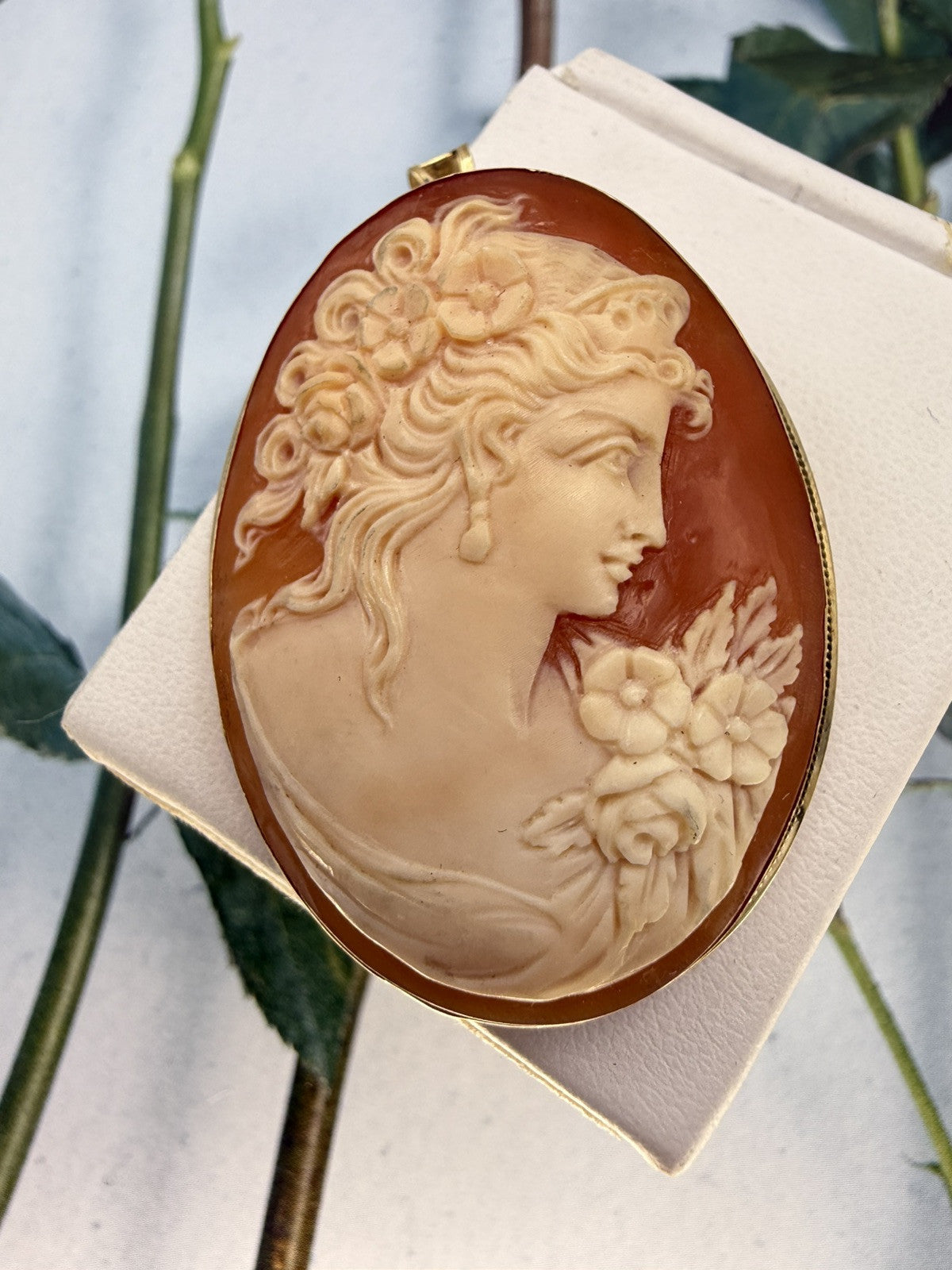 Spilla ciondolo con cammeo in conchiglia volto di donna, oro 18 kt