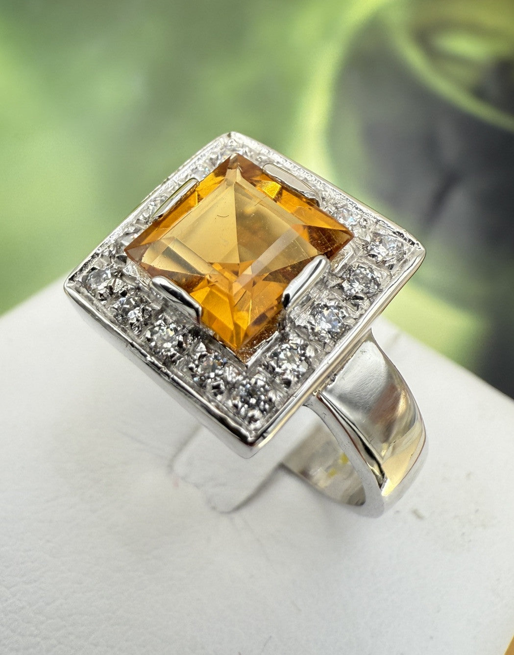 Anello in oro 18 kt con quarzo citrino e contorno di zirconi