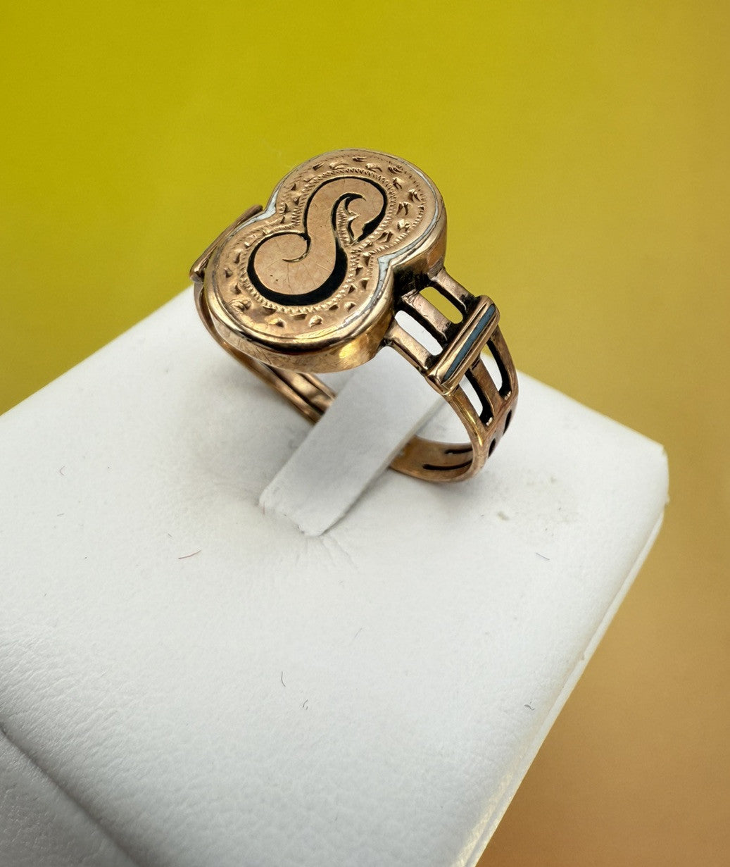 Anello borbonico piccolo con smalti e lettera S in oro 6/7 kt, fine '800 – foto 3