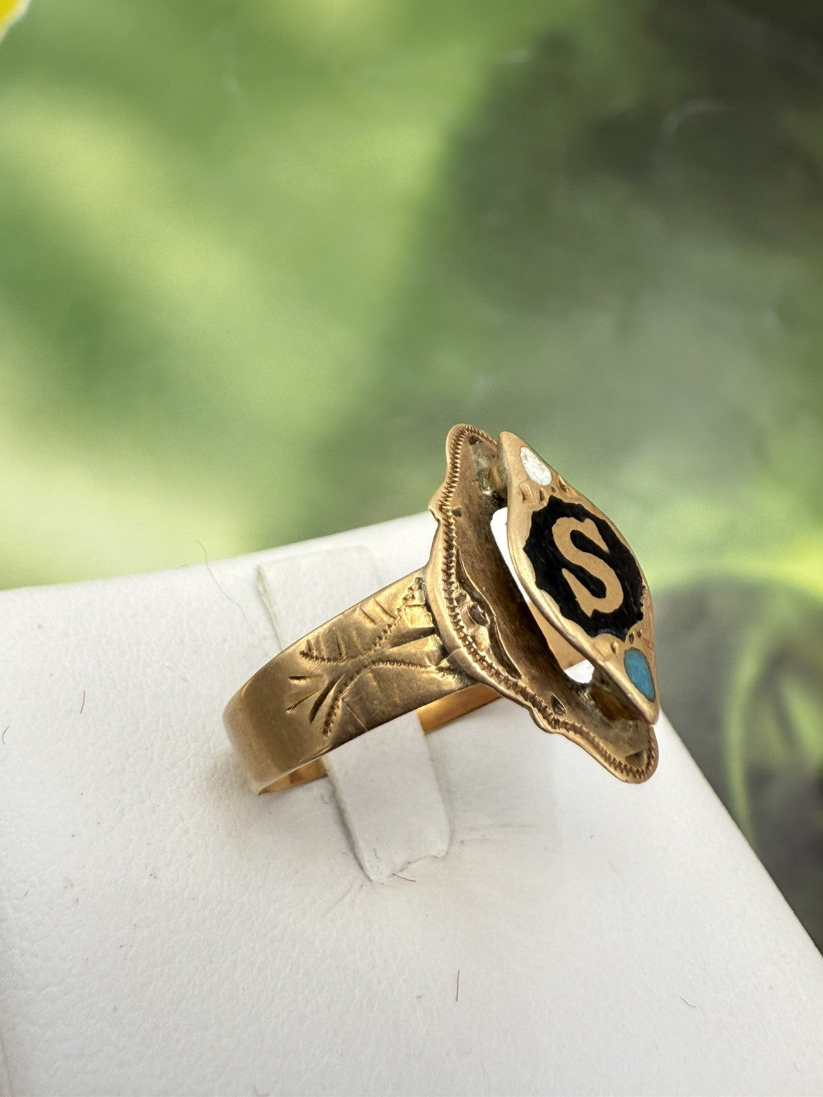 Anello borbonico inciso con lettera S e smalti in oro 6/7 kt, '800 – foto 6