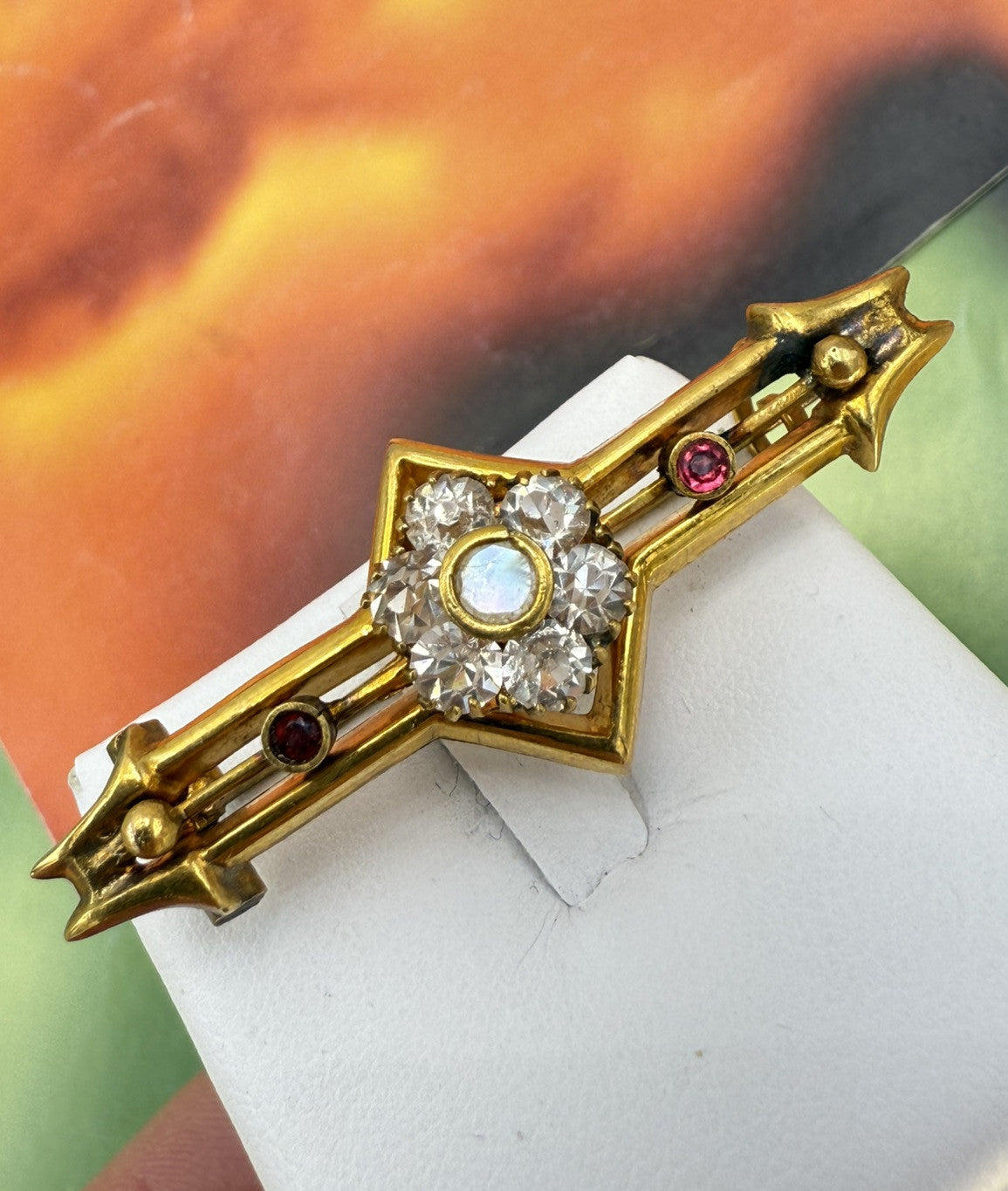Spilla antica in oro 12 kt con paste vitree bianche e rosse, inizi '900