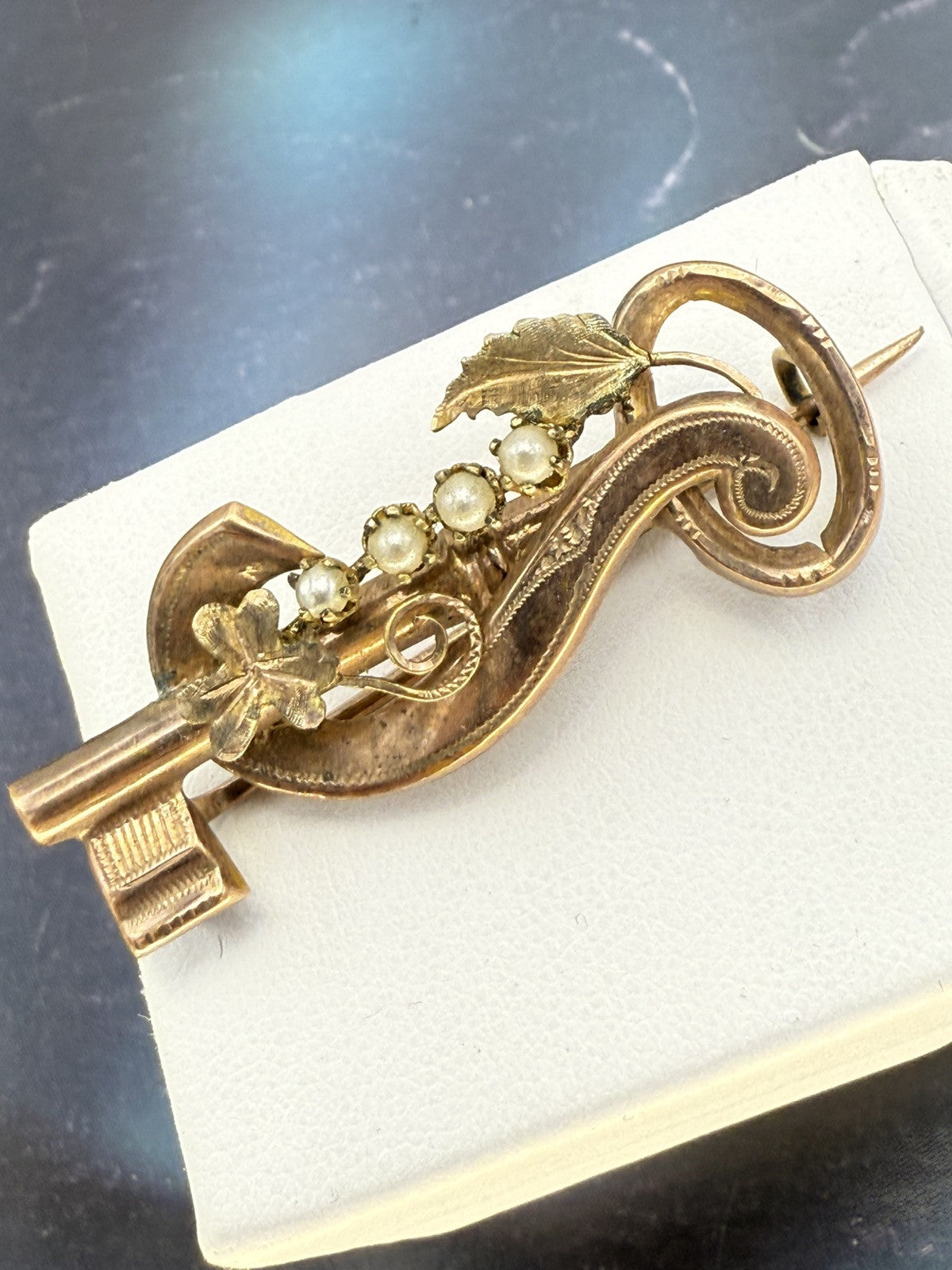 Spilla borbonica in oro 6/7 kt con microperle, fine '800