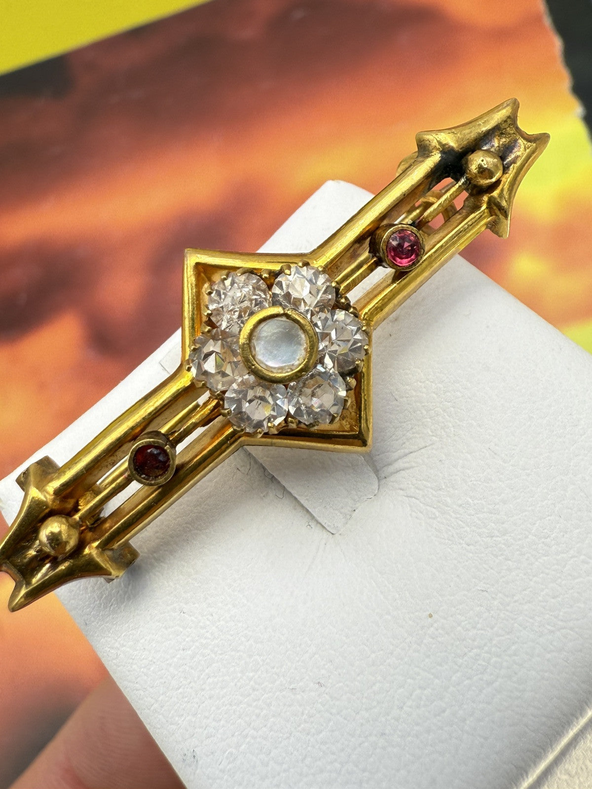 Spilla antica in oro 12 kt con paste vitree bianche e rosse, inizi '900 – foto 6