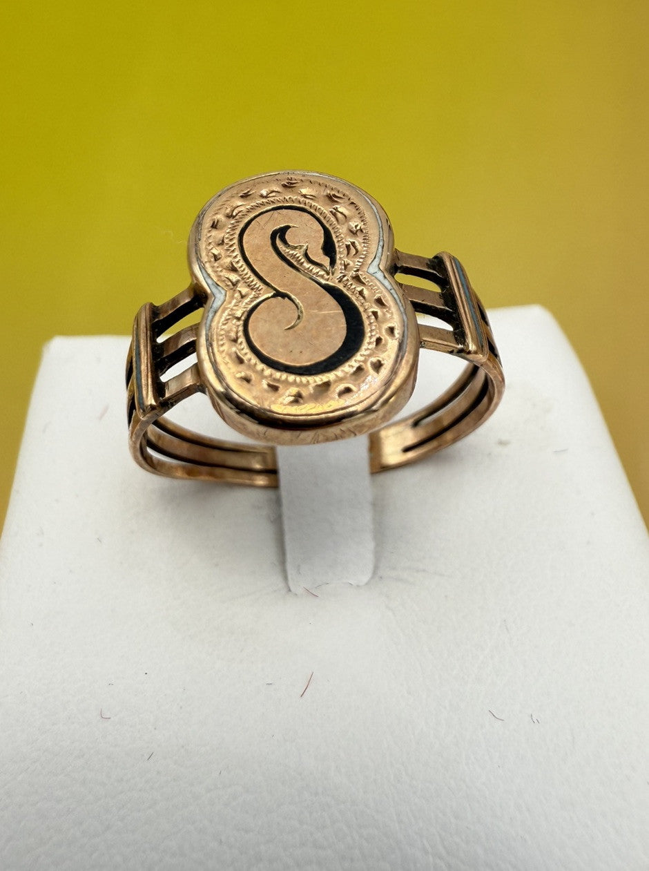 Anello borbonico piccolo con smalti e lettera S in oro 6/7 kt, fine '800