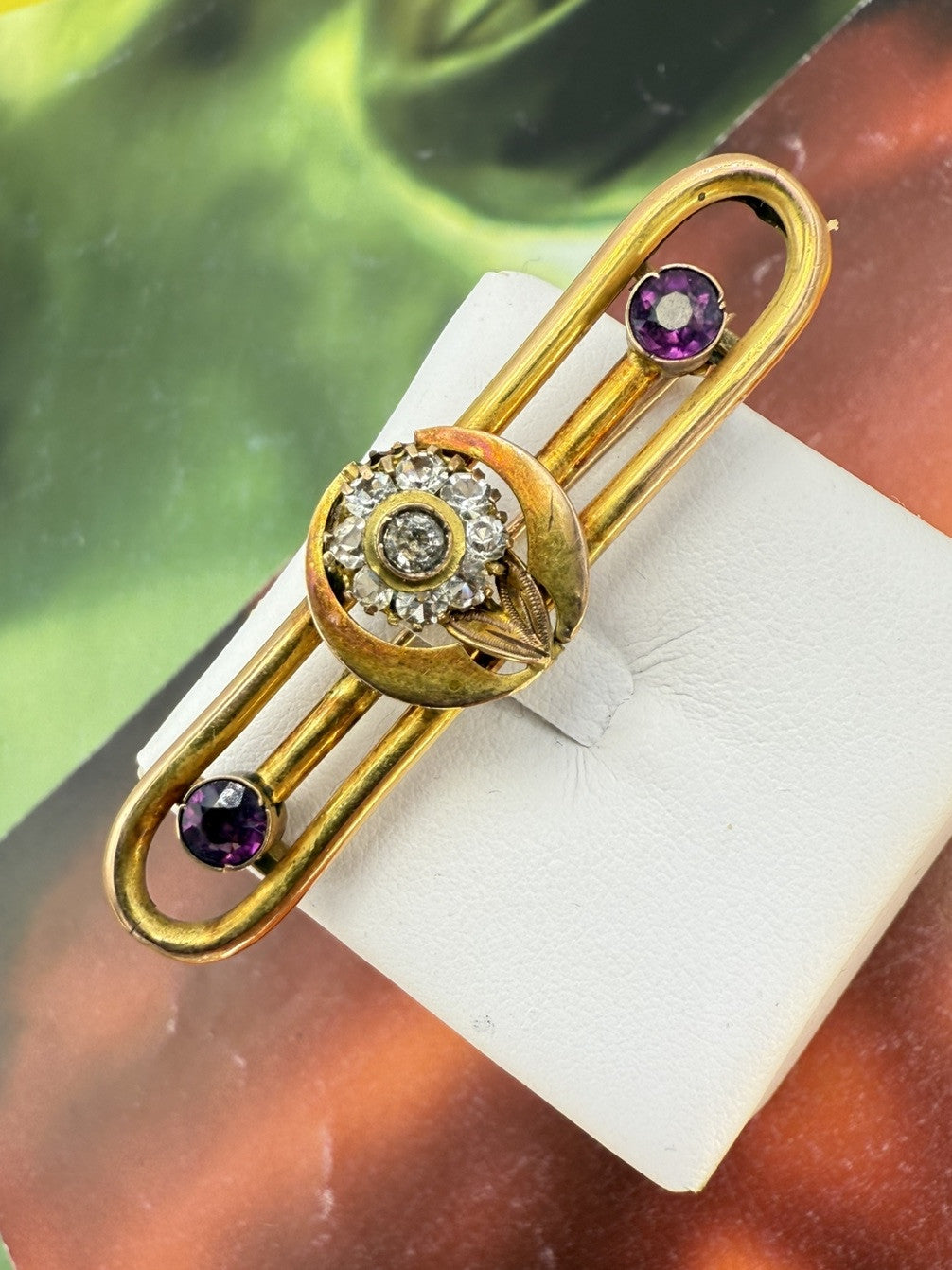 Spilla antica in oro 12 kt con paste vitree bianche e viola, inizi '900 – foto 5