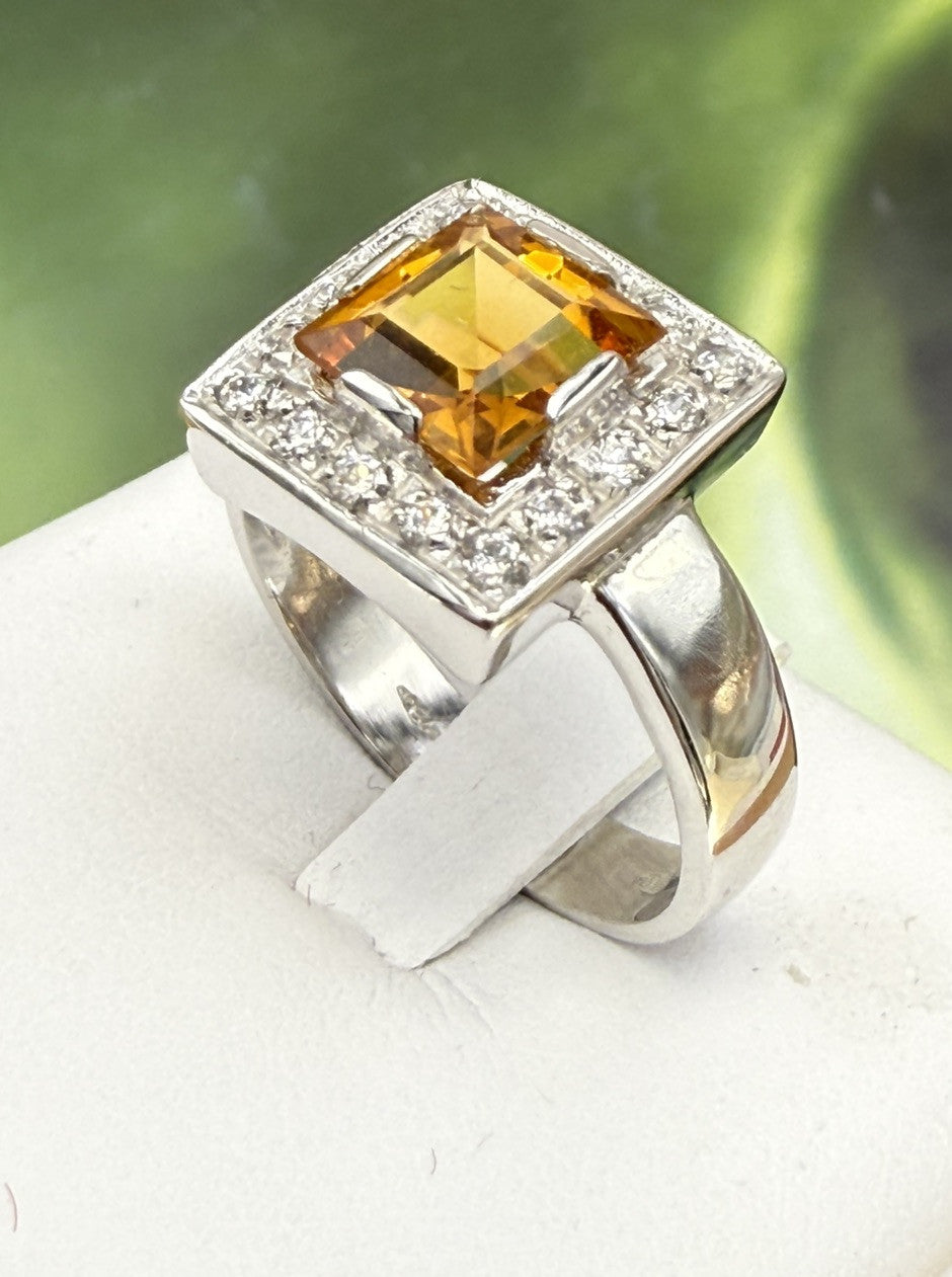Anello in oro 18 kt con quarzo citrino e contorno di zirconi – foto 13